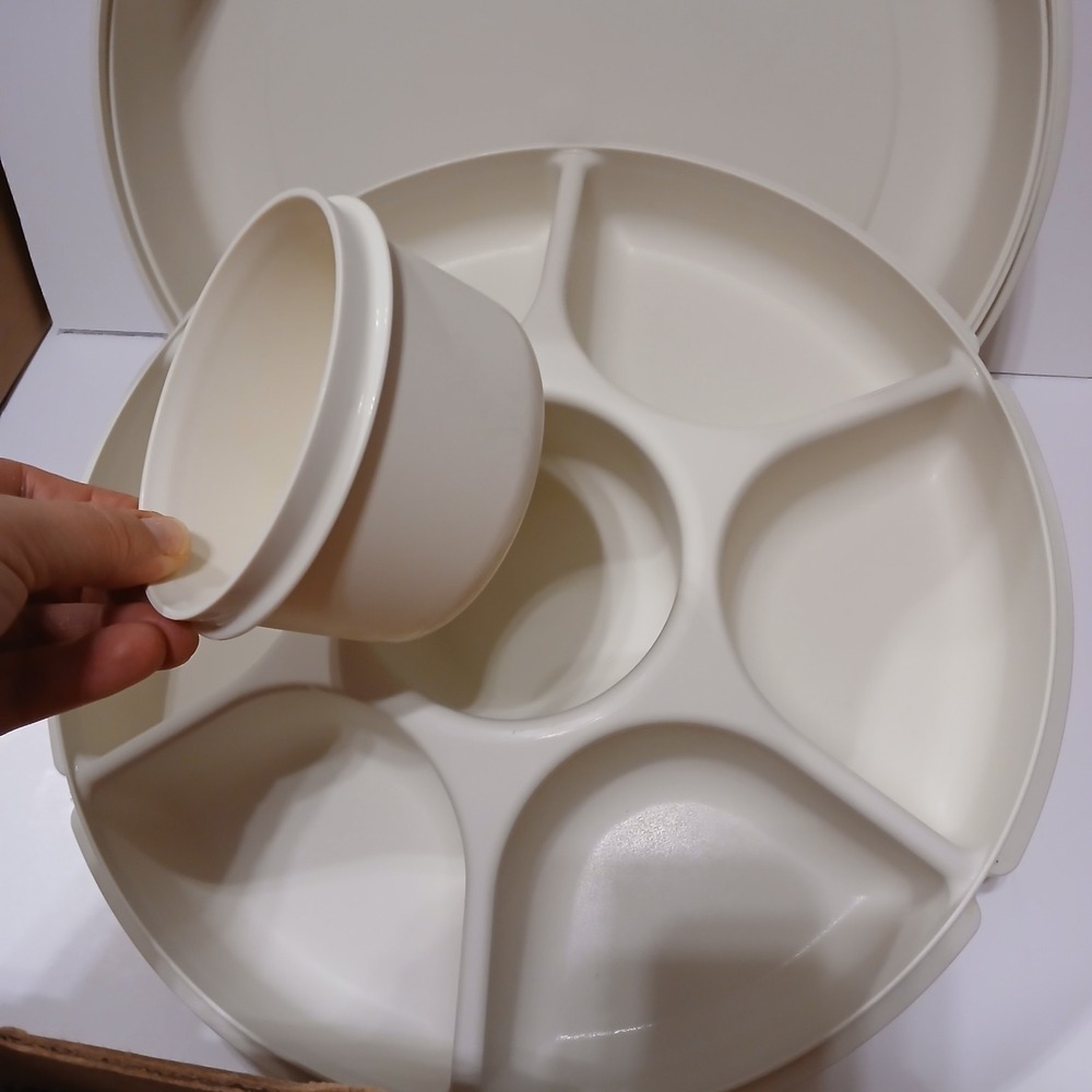 Vintage Tupperware Serving Center Set 1665 Beige Divided Veggie Tray Dip Cup - Picture 2 of 5
